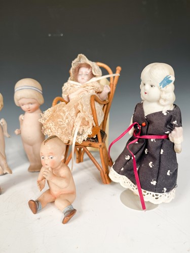 Lot 112 - A group of small Continental character dolls
