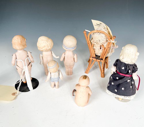Lot 112 - A group of small Continental character dolls