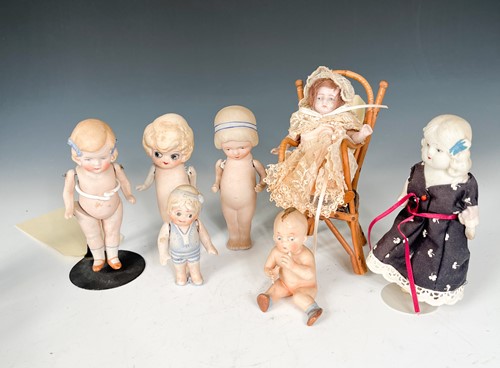 Lot 112 - A group of small Continental character dolls