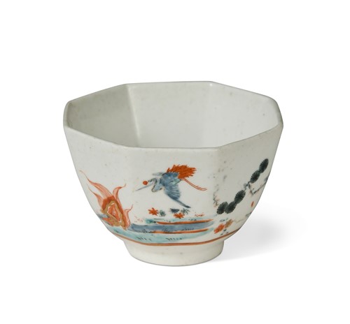 Lot 343 - A Chelsea porcelain Kakiemon style Flaming Tortoise pattern octagonal tea bowl, circa 1750-52