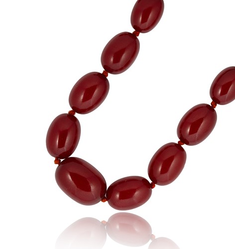 Lot 20 - A bakelite bead necklace