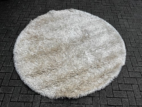 Lot 488 - A circular shagpile rug 195cm diameter