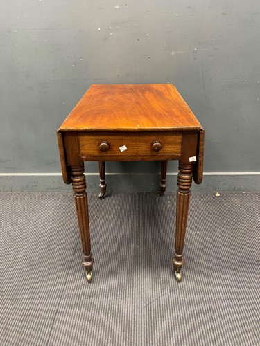 Lot 658 - A mahogany drop leaf pembroke table with...