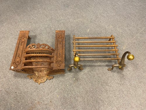 Lot 446 - An early 20th century cast-iron fire grate...