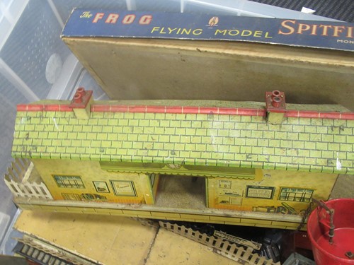 Lot 261 - Hornby No E2E Engine Shed for O Gauge, boxed;...