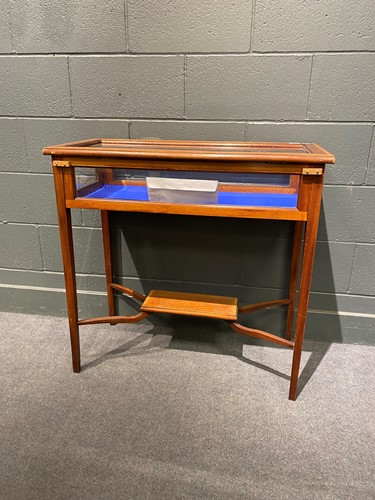 Lot 401 - A crossbanded bijouterie table, 83cm x 85cm x...
