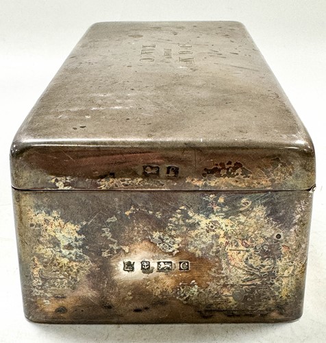 Lot 317 - An Edward VII silver table cigarette or cigar box