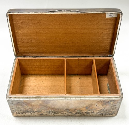 Lot 317 - An Edward VII silver table cigarette or cigar box