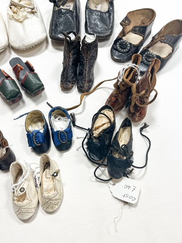 Lot 205 - A quantity of dolls' shoes, socks and gloves