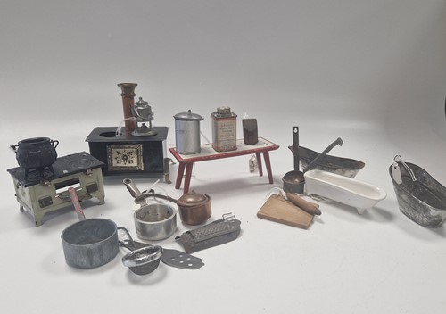 Lot 8 - A mixed lot of dolls' house kitchenalia and bathroom items