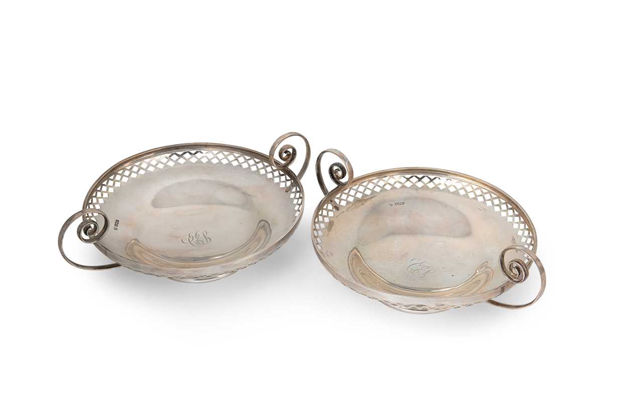 Lot 339 - A pair of George V silver fruit bowls