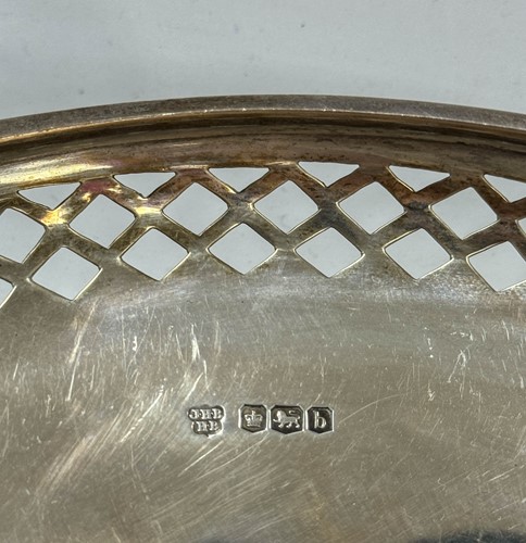 Lot 339 - A pair of George V silver fruit bowls