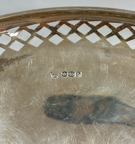 Lot 339 - A pair of George V silver fruit bowls