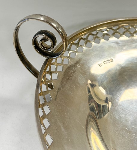 Lot 339 - A pair of George V silver fruit bowls