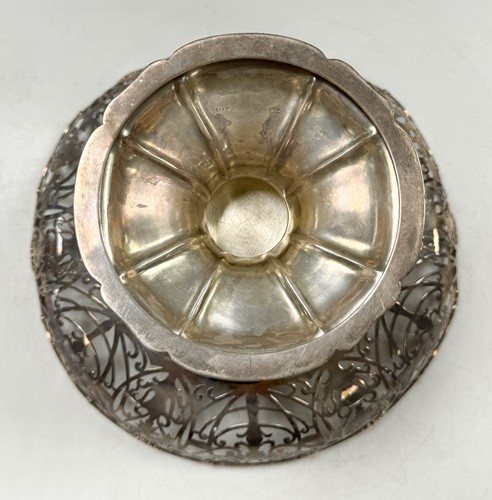 Lot 333 - A George V silver fruit bowl