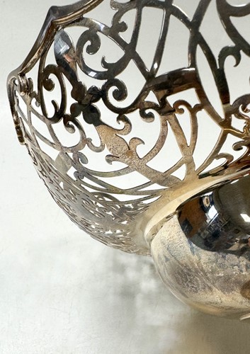 Lot 333 - A George V silver fruit bowl