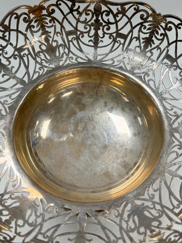 Lot 333 - A George V silver fruit bowl