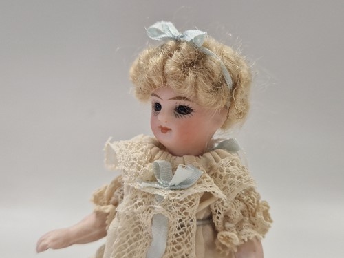 Lot 40 - Two all bisque mignonette dolls, French, early 20th century