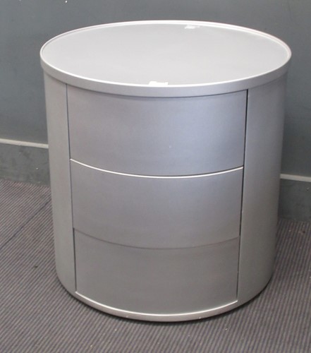 Lot 452 - Two items of modern furniture and a rug, to...