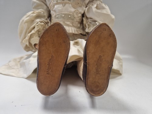 Lot 92 - A Tete Jumeau bisque head doll, size 12