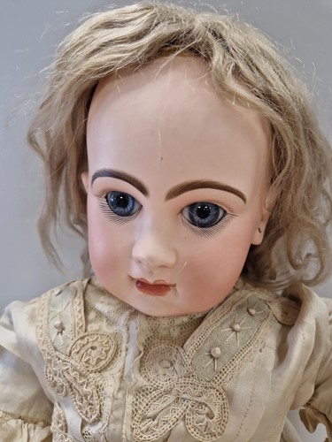 Lot 92 - A Tete Jumeau bisque head doll, size 12