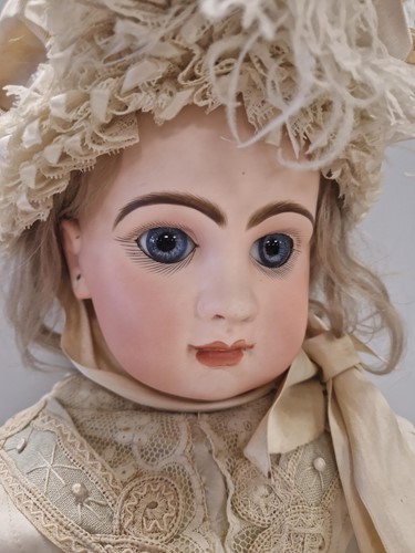 Lot 92 - A Tete Jumeau bisque head doll, size 12
