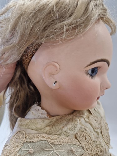Lot 92 - A Tete Jumeau bisque head doll, size 12
