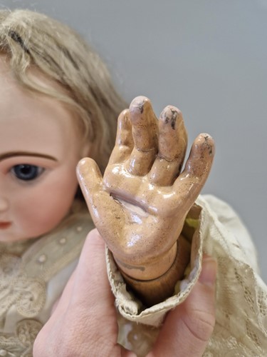 Lot 92 - A Tete Jumeau bisque head doll, size 12
