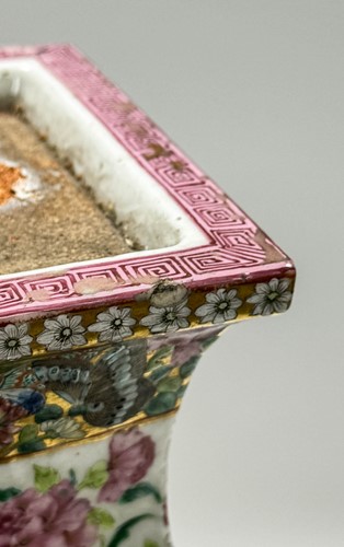 Lot 9 - A pair of Chinese Canton vases and covers, Qing Dynasty, mid-19th century