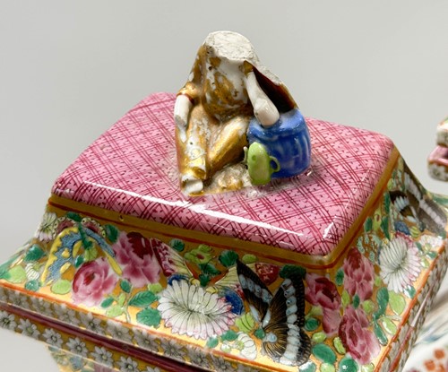Lot 9 - A pair of Chinese Canton vases and covers, Qing Dynasty, mid-19th century