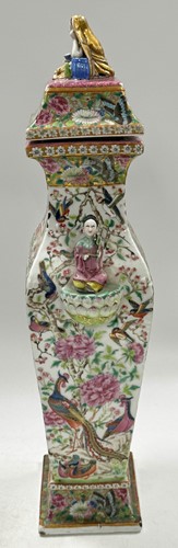 Lot 9 - A pair of Chinese Canton vases and covers, Qing Dynasty, mid-19th century