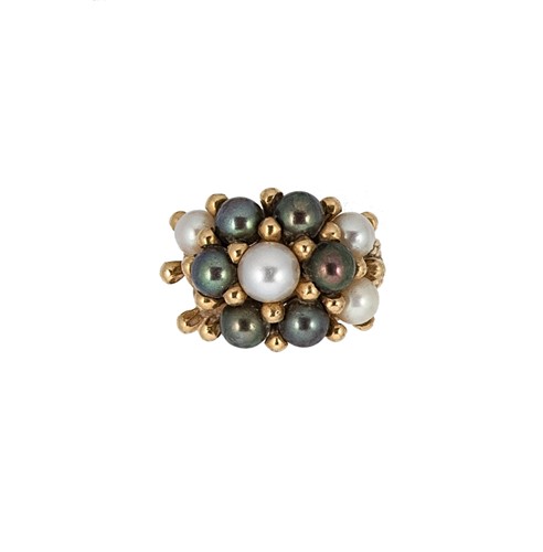 Lot 30 - A modern pearl cluster dress ring