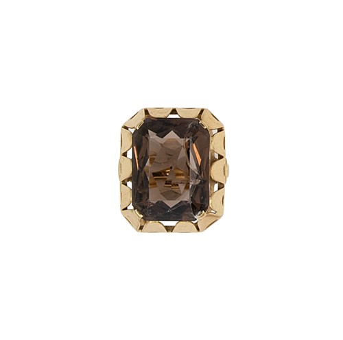 Lot 15 - A smoky quartz dress ring