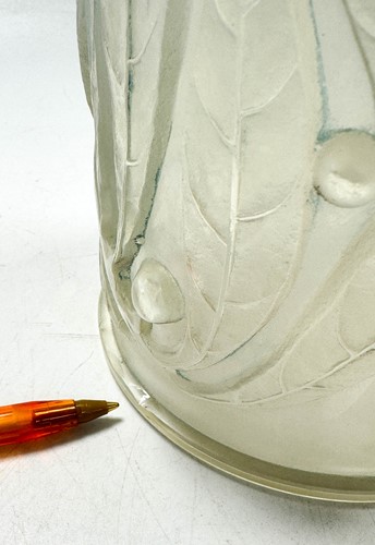 Lot 4 - Laurier, an R. Lalique opalescent glass vase, pattern no.947