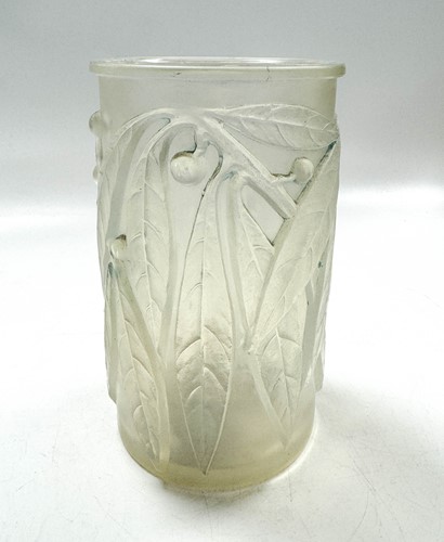 Lot 4 - Laurier, an R. Lalique opalescent glass vase, pattern no.947