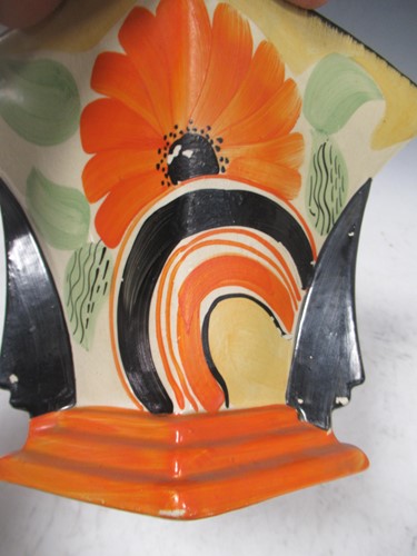 Lot 7 - A small collection of Clarice Cliff and other...