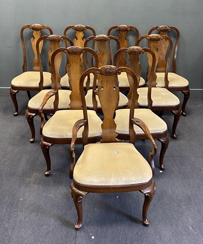 Lot 480 - An American dining room suite
