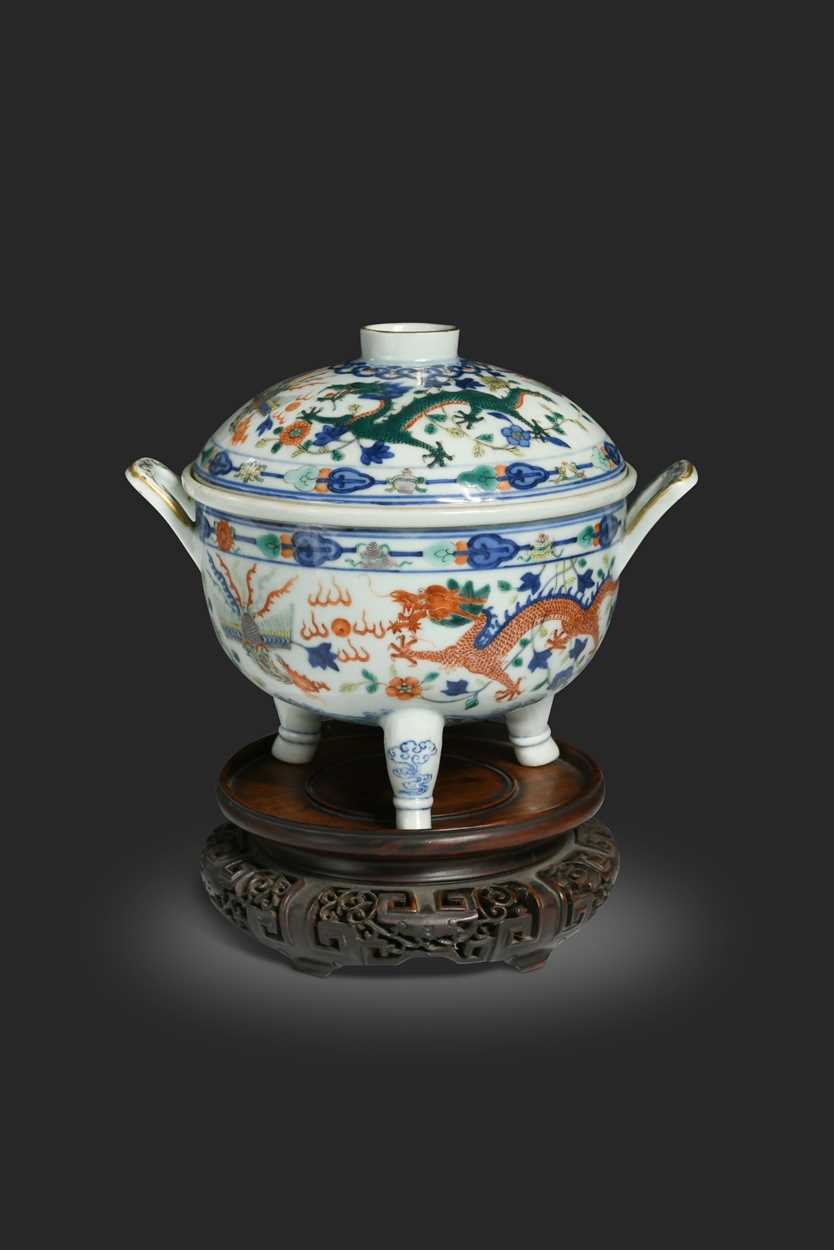 Lot 8 - A Chinese porcelain dragon and phoenix food warmer, Qing Dynasty, Daoguang Emperor