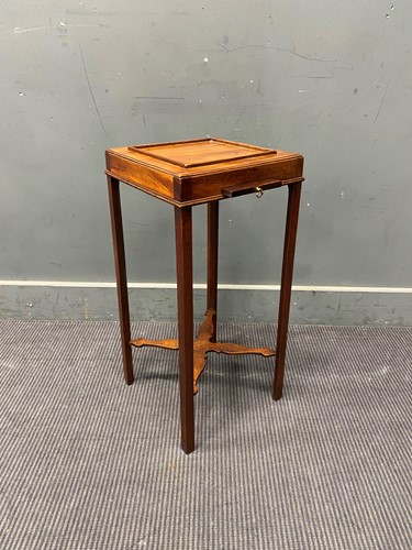 Lot 378 - George III mahogany urn stand 65 x 31 x 31cm