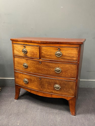 Lot 413 - A Regency mahogany bowfront chest 89 x 90 x 46cm