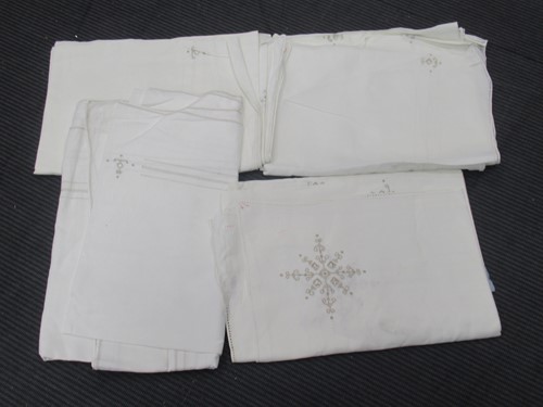 Lot 453 - Various bed linen and table cloths