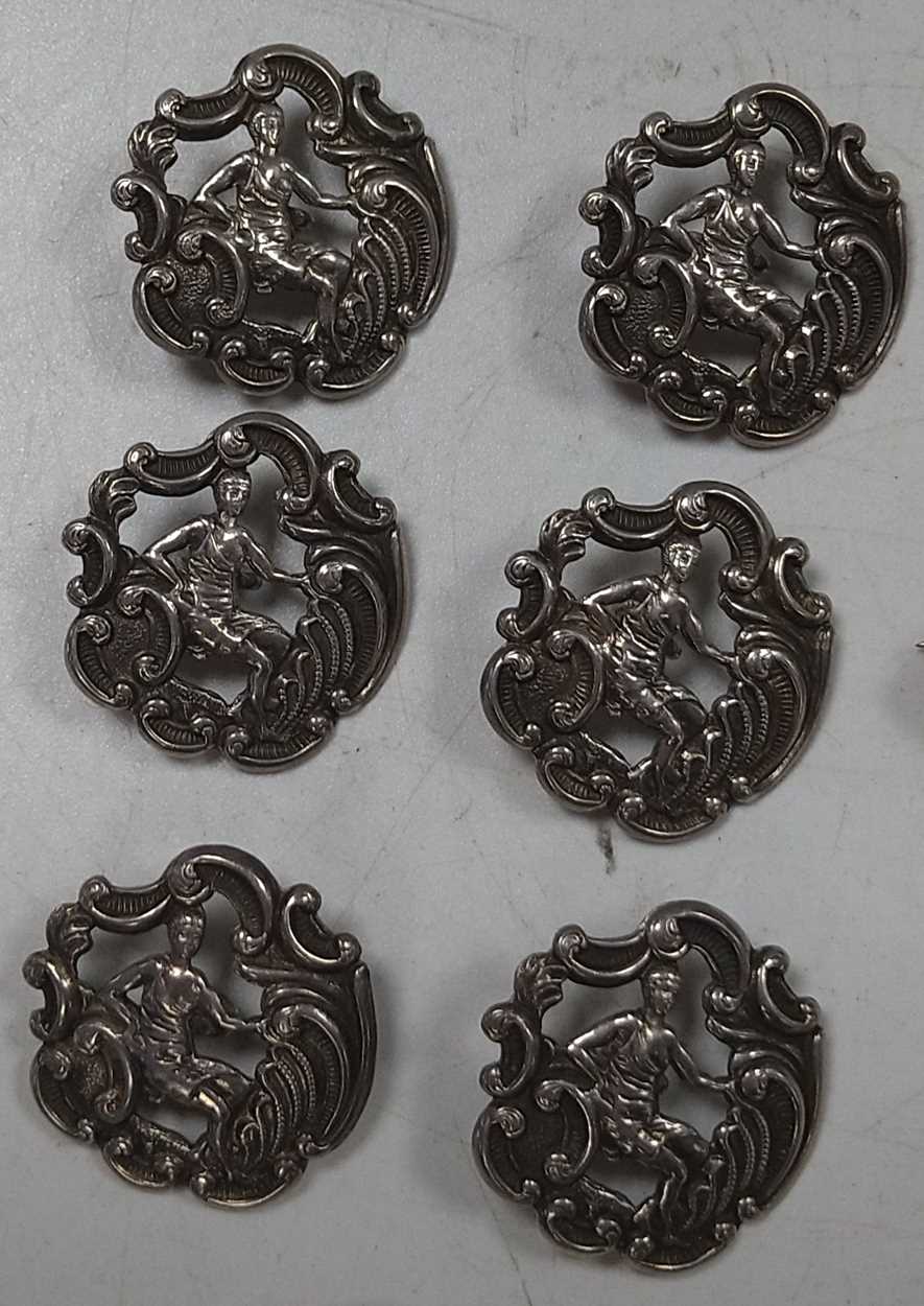 Lot 199 Two hallmarked 9ct gold rings, one ring