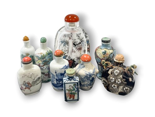 Lot 28 - A Chinese blue and white porcelain snuff bottle, Qing Dynasty, 19th century