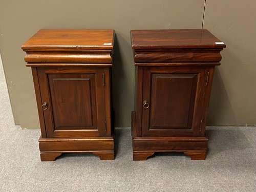 Lot 433 - A pair of mahogany bedside cabinets with blind...