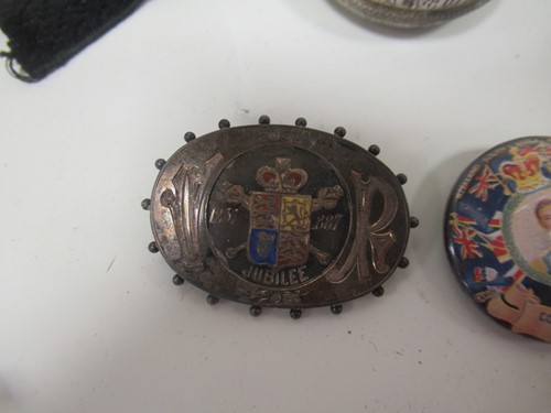 Lot 150 - Nurses belt buckle, small purses, cased scent...