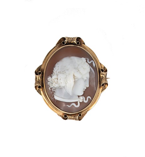 Lot 10 - A cameo brooch