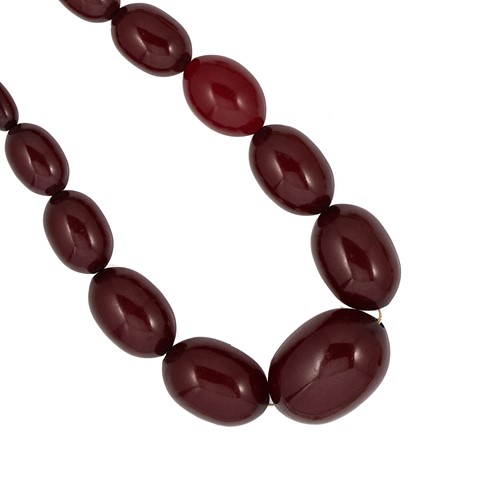 Lot 24 - A bakelite bead necklace