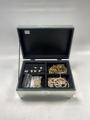 Lot 181 - A jewellery box containing a collection of...