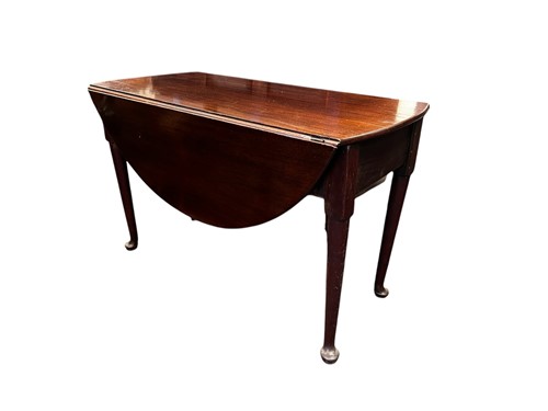 Lot 772 - A George III mahogany drop leaf table