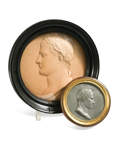 Lot 521 - Jean-Pierre Droz (1746-1823), a tortoiseshell snuff box inset with a pewter roundel of Napoleon, 19th century